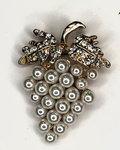 Pearl bunch of grapes set in gold brooch at erika