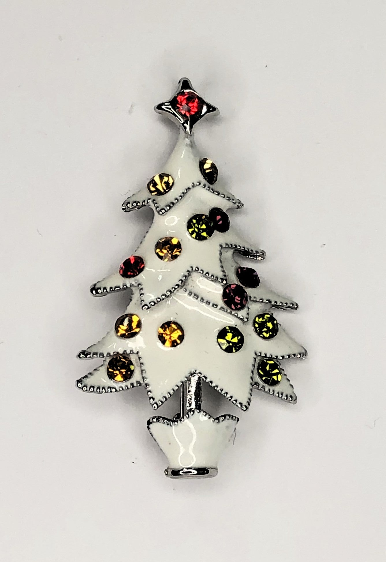White Christmas tree with red star brooch at erika