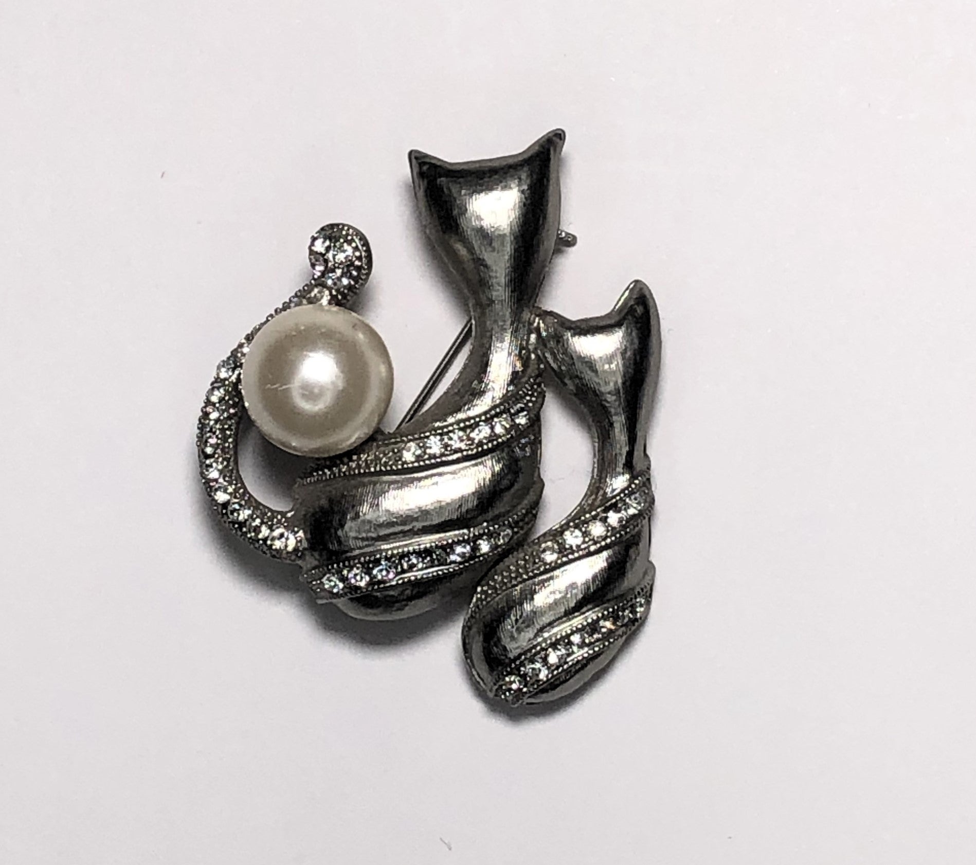 Double silver cats with pearl brooch at erika