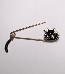 Black enameled kilt pin with cat at erika